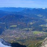 blick ueber mittenwald auf wettersteingebirge
